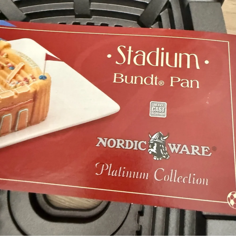 NWT Nordic Ware Stadium Bundt cake pan new
